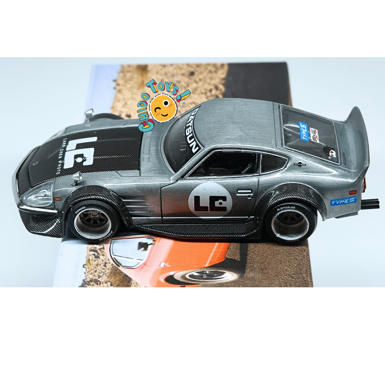 Kaido House Datsun 240Z CHASE 1:64 acabado metálico - Chido Toys