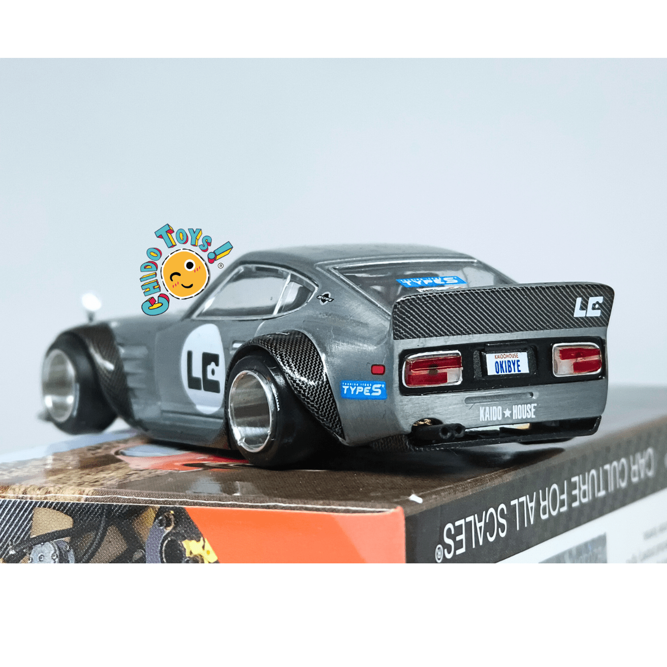 Kaido House Datsun 240Z CHASE 1:64 acabado metálico - Chido Toys