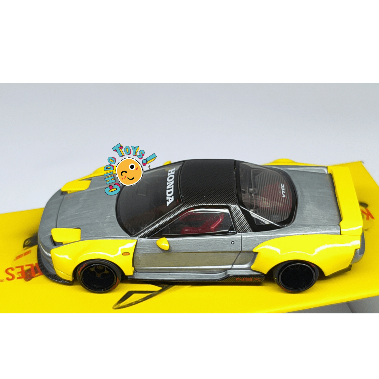 Kaido House Honda NSX 1:64 CHASE gris/amarillo con tapa de motor - Chido Toys