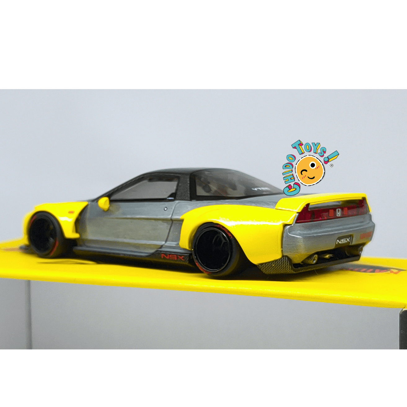 Kaido House Honda NSX 1:64 CHASE gris/amarillo con tapa de motor - Chido Toys