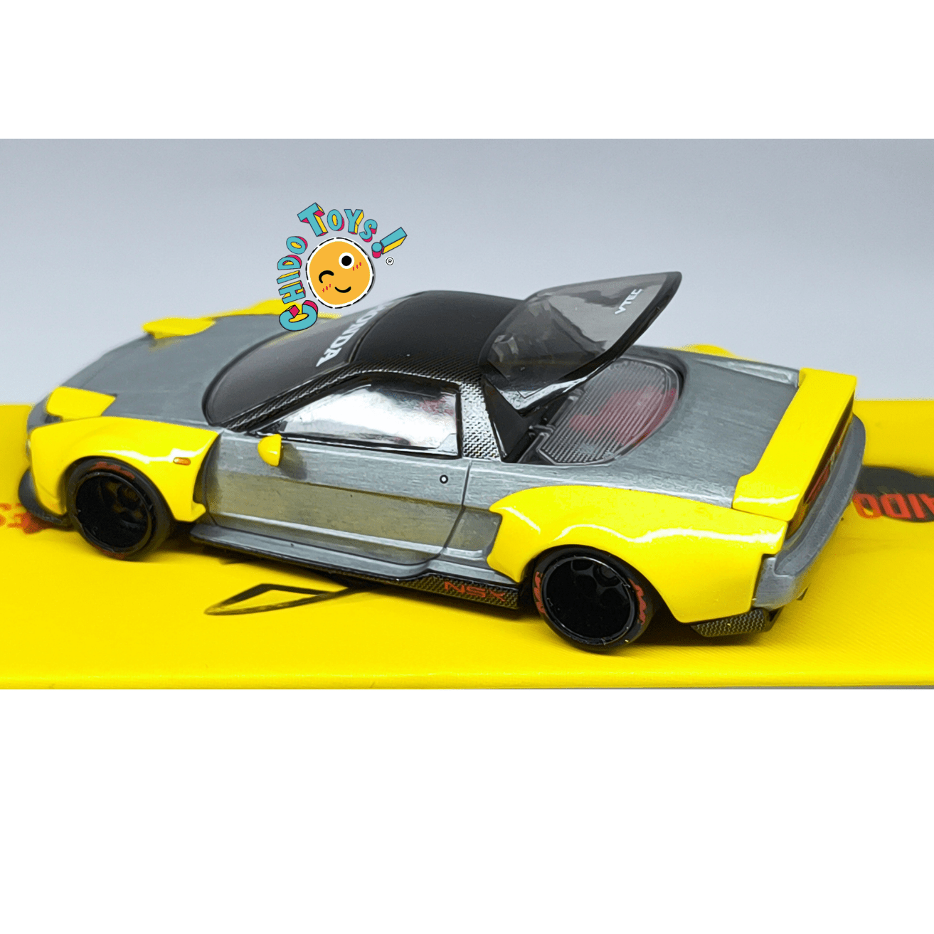 Kaido House Honda NSX 1:64 CHASE gris/amarillo con tapa de motor - Chido Toys