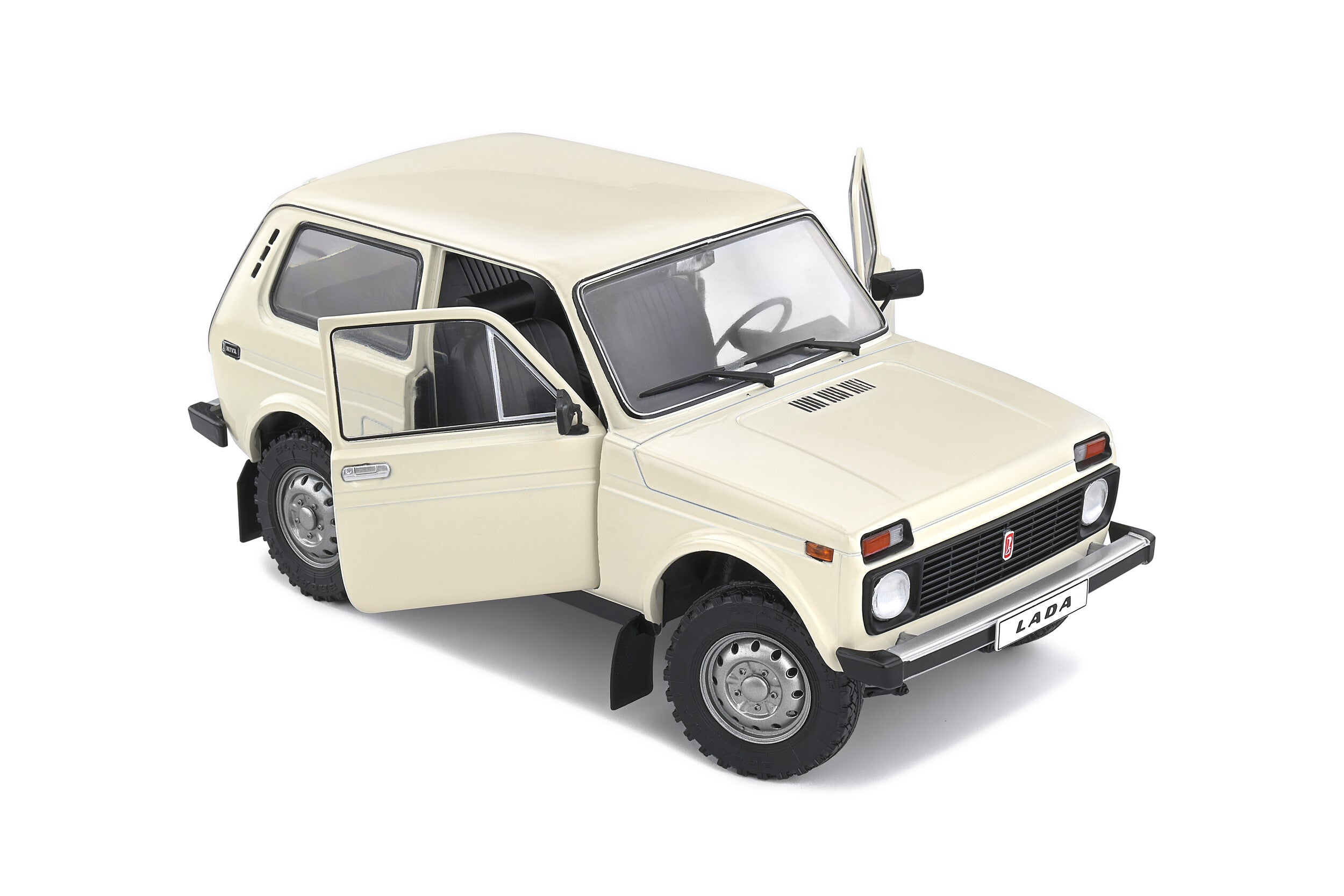 Solido Lada Niva 1600 1980 escala 1:18 color crema, con puertas abatibles, interior detallado y llantas de goma todoterreno.