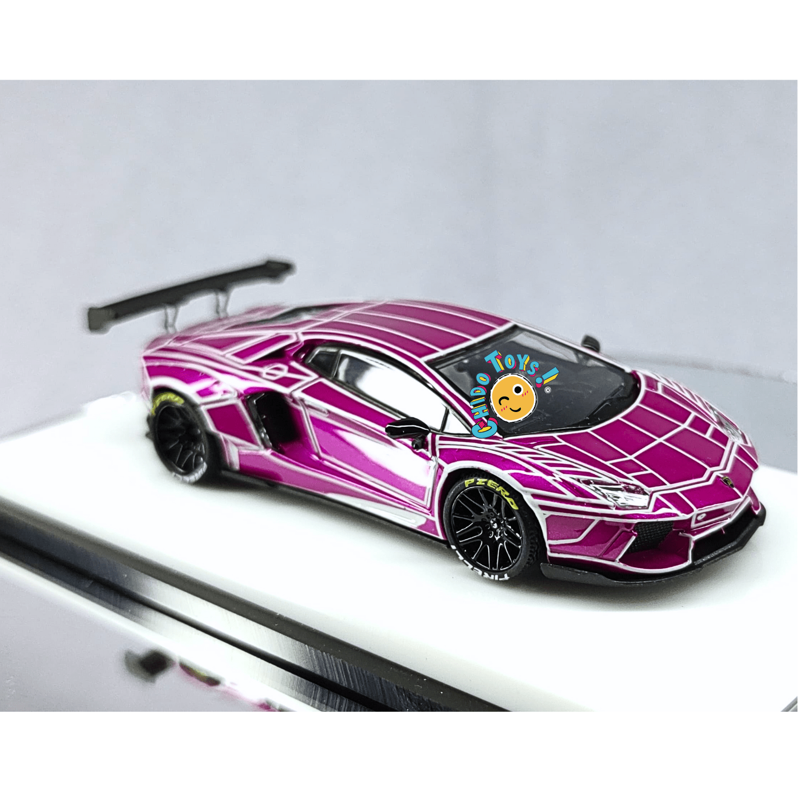 Lamborghini 1:64 King Model – Die - Cast con Rines Intercambiables, Llantas de Goma y Paño de Limpieza - Chido Toys