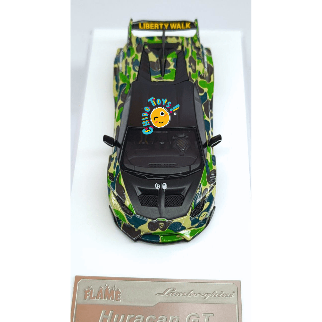 Lamborghini Huracán GT Liberty Walk “A Bathing Ape” Camuflaje Verde 1:64 con Base y Capelo – Flame Models - Chido Toys