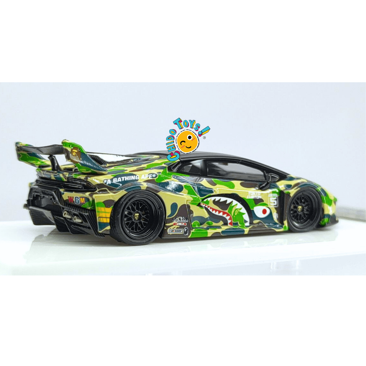 Lamborghini Huracán GT Liberty Walk “A Bathing Ape” Camuflaje Verde 1:64 con Base y Capelo – Flame Models - Chido Toys