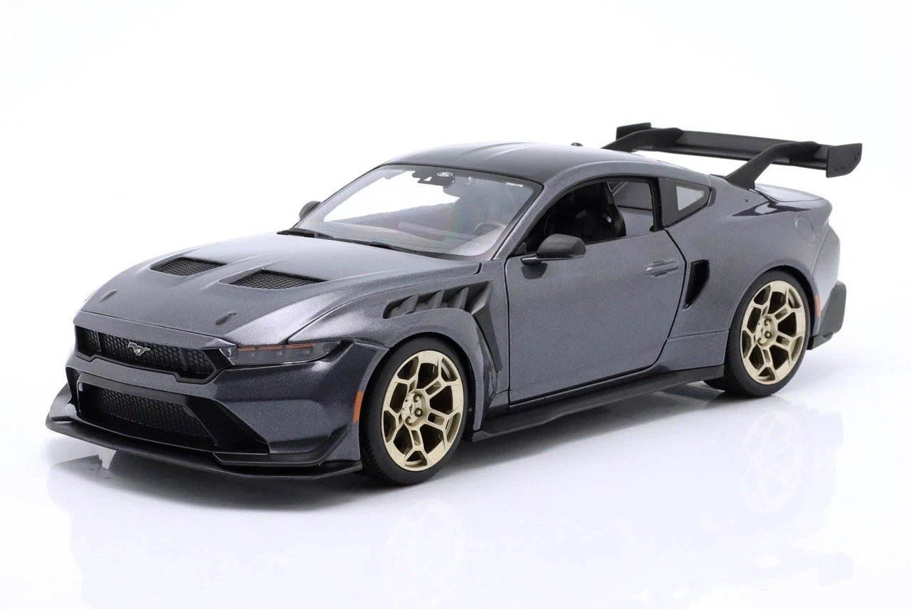 Maisto Ford Mustang GTD 2025 1:18 gris metálico con apertura y suspensión - Chido Toys