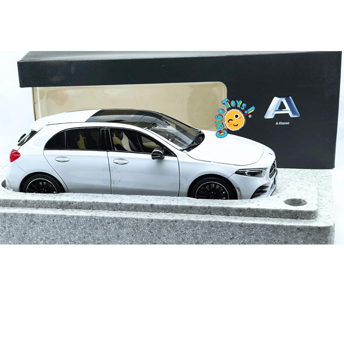 Mercedes-Benz Clase A AMG Line W177 Norev 1:18 Digital White con apertura total - Chido Toys