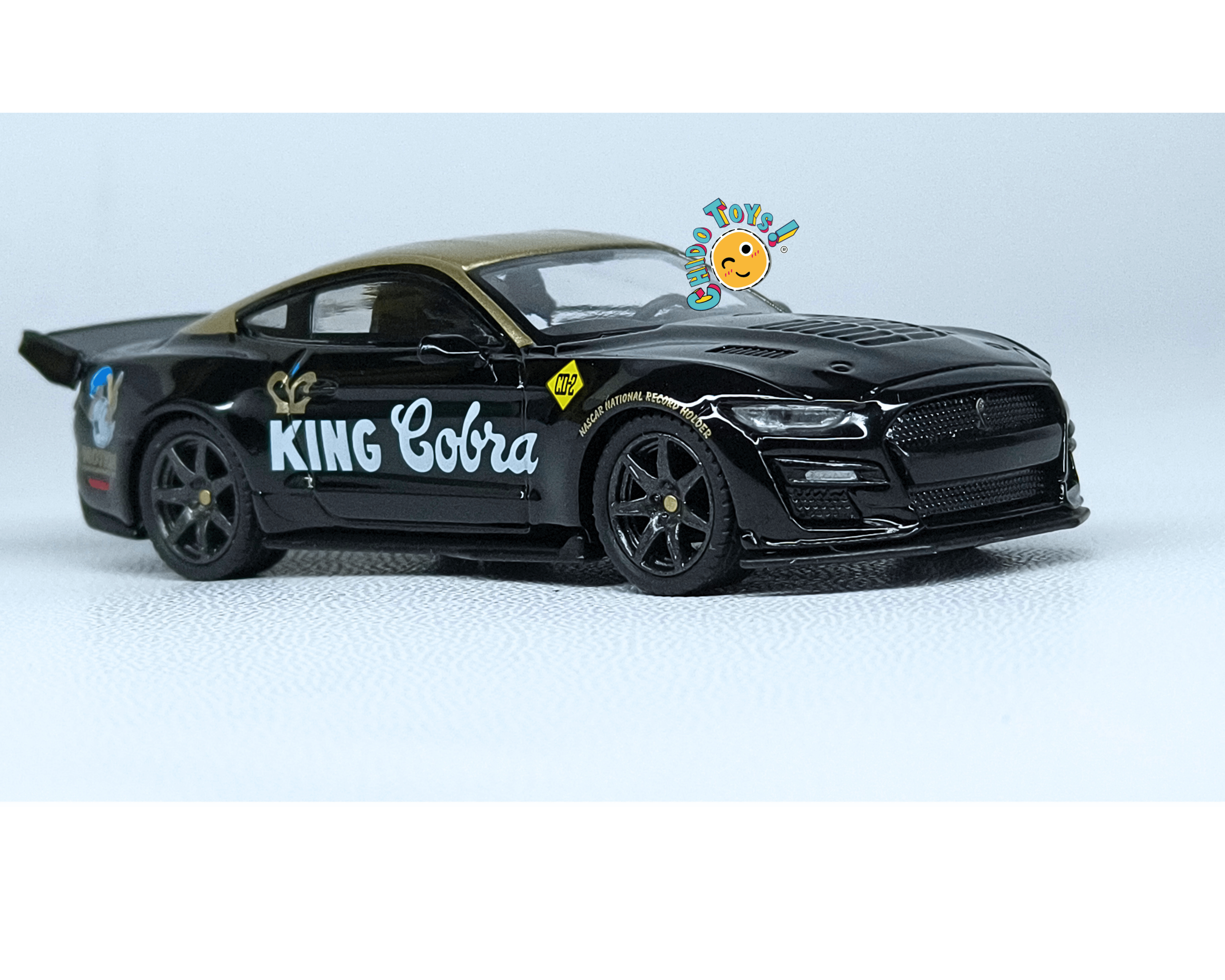 Mini GT Shelby GT500 Dragon Snake Concept King Cobra 1:64 Negro/Oro - Chido Toys