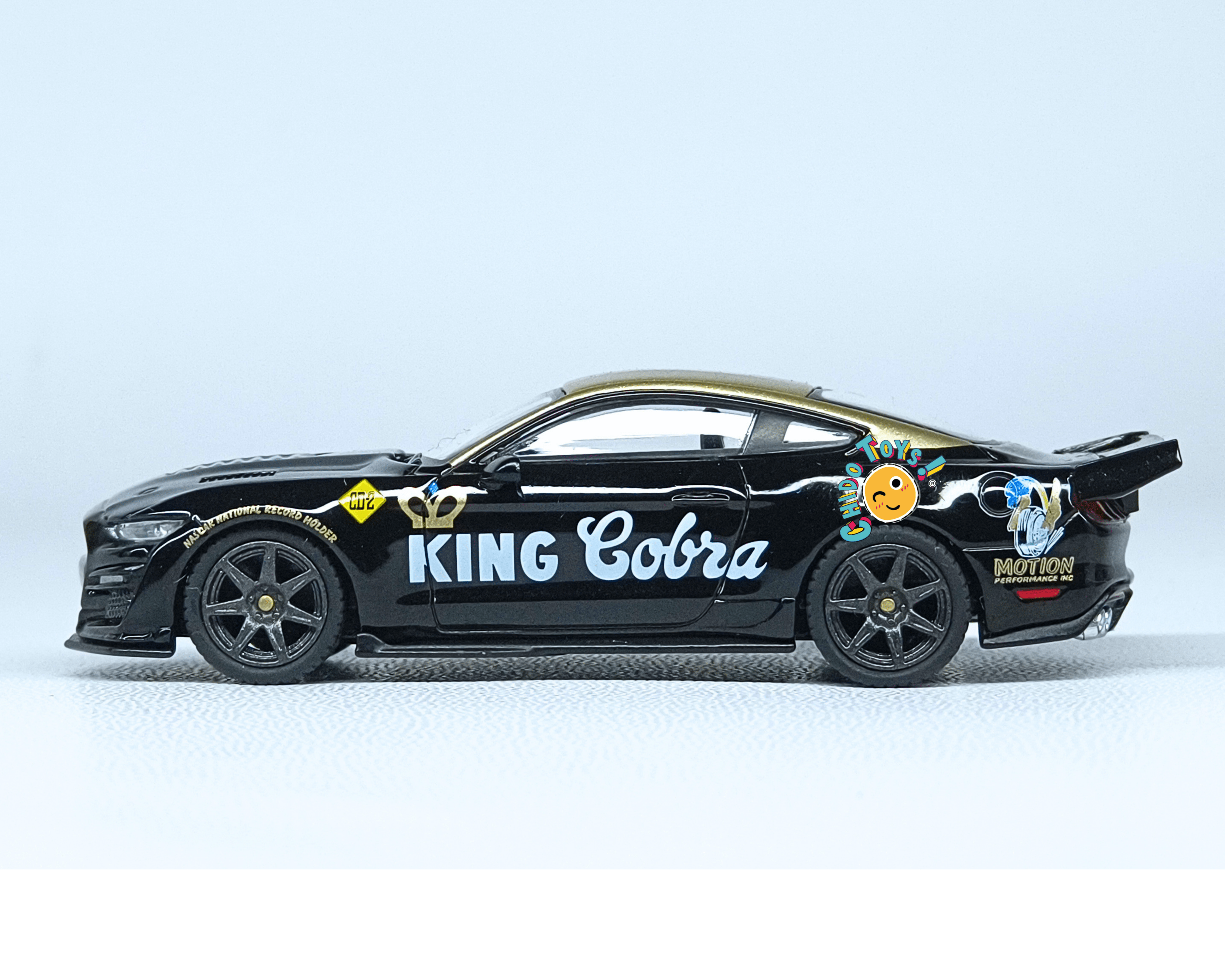 Mini GT Shelby GT500 Dragon Snake Concept King Cobra 1:64 Negro/Oro - Chido Toys