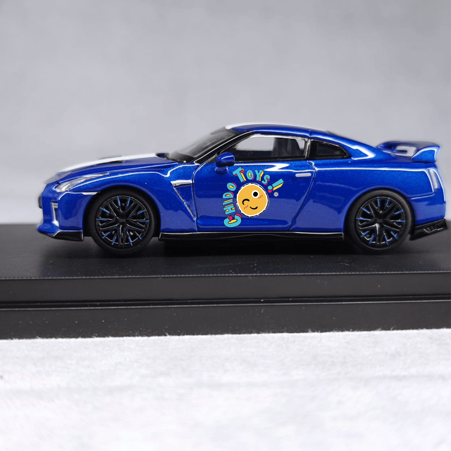 Nissan GT - R (R35) 50th Anniversary MotorHelix 1:64 - Chido Toys