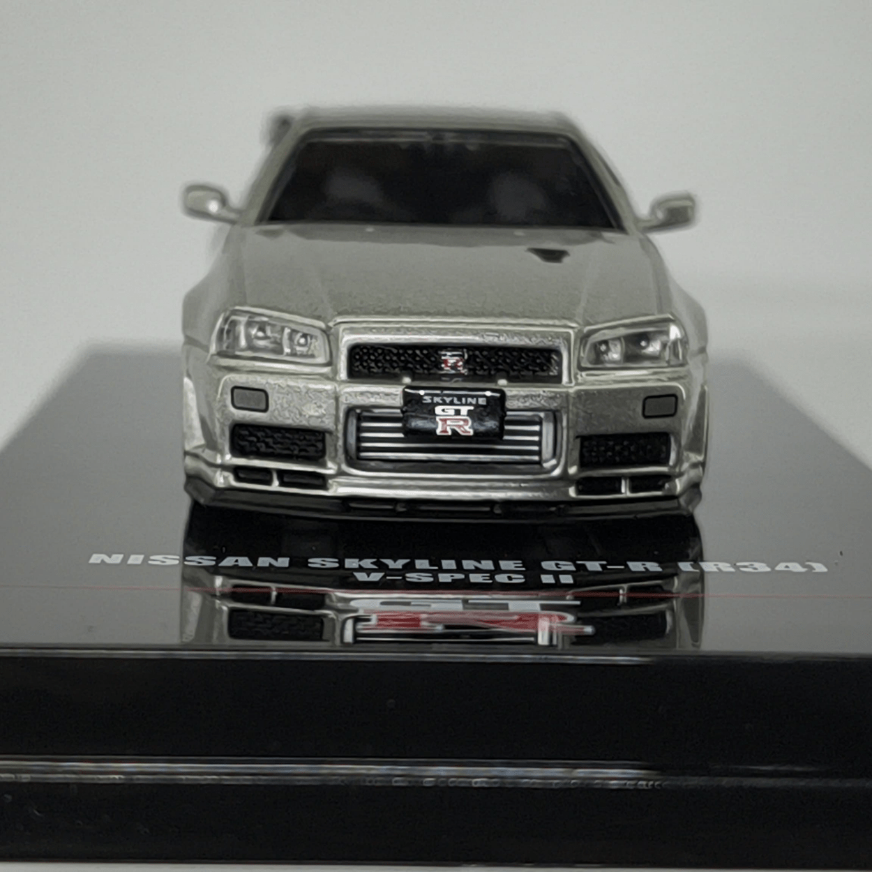 Nissan Skyline GT - R (R34) V - Spec II Plata – Inno64 1:64 - Chido Toys