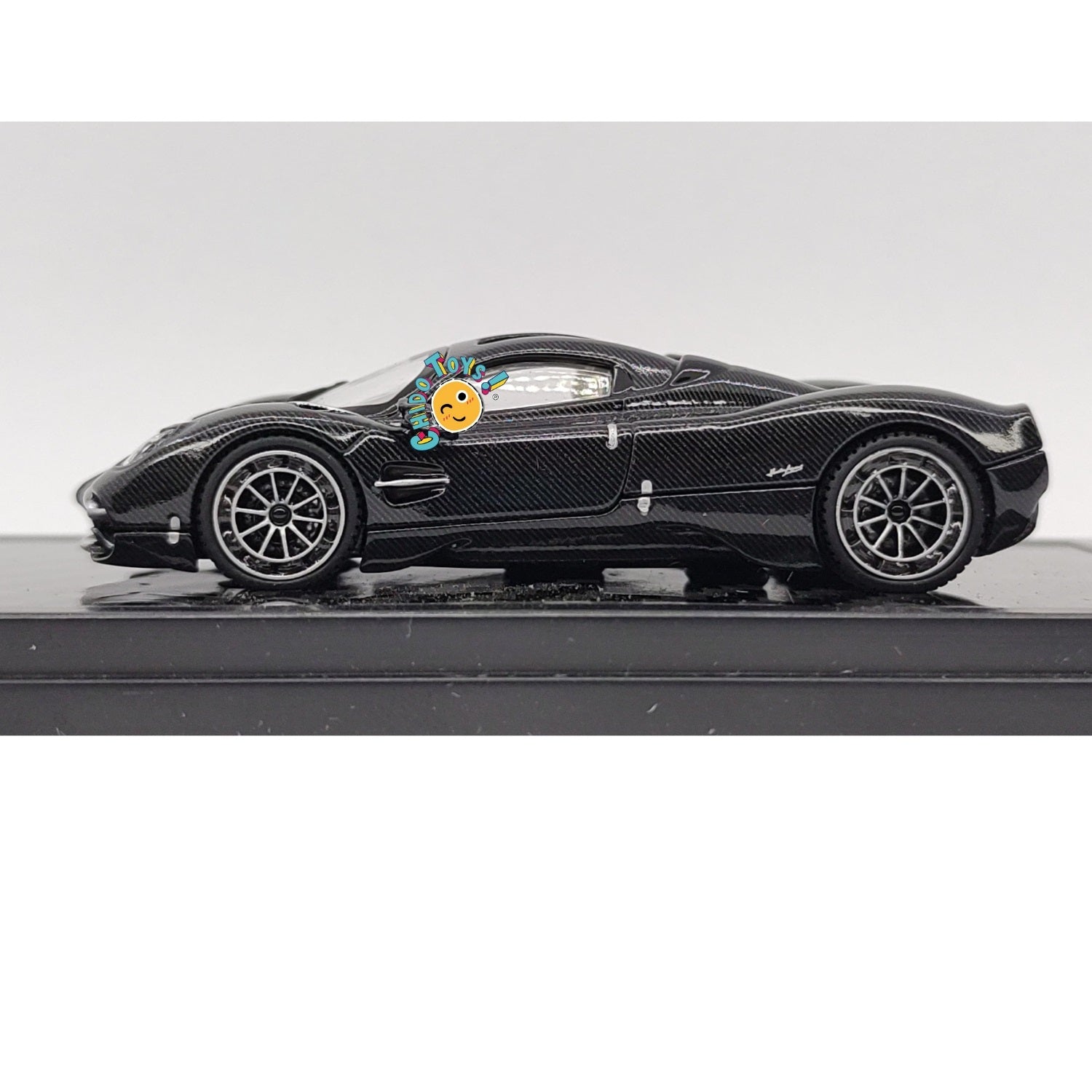 Pagani Utopia 1:64 Black Carbon – Edición LCD Models - Chido Toys