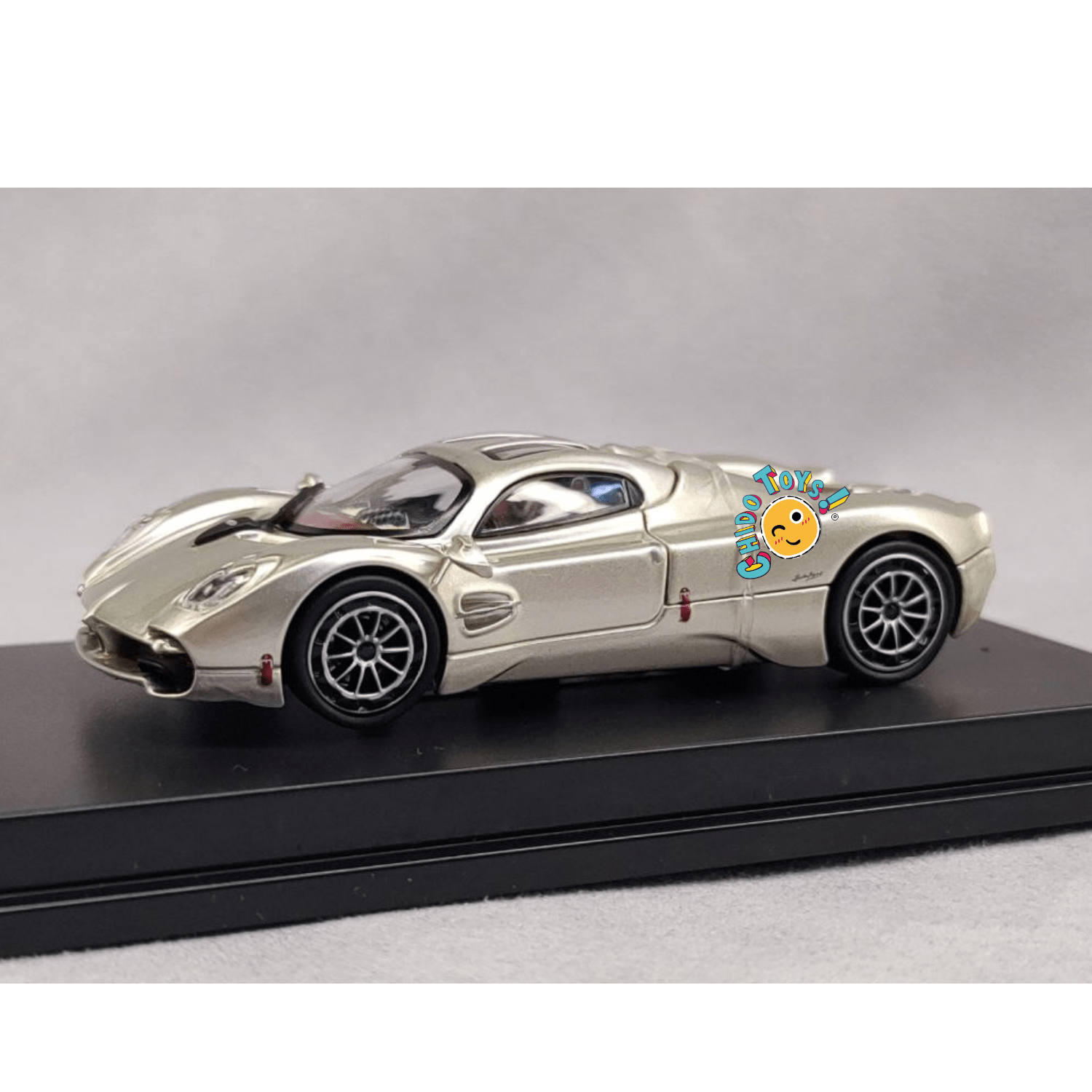 Pagani Utopia Champagne Golden – CM Models 1:64 - Chido Toys