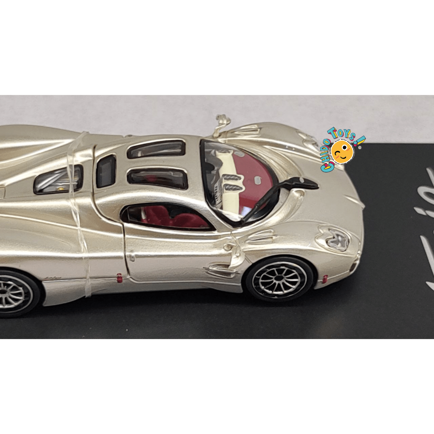 Pagani Utopia Champagne Golden – CM Models 1:64 - Chido Toys