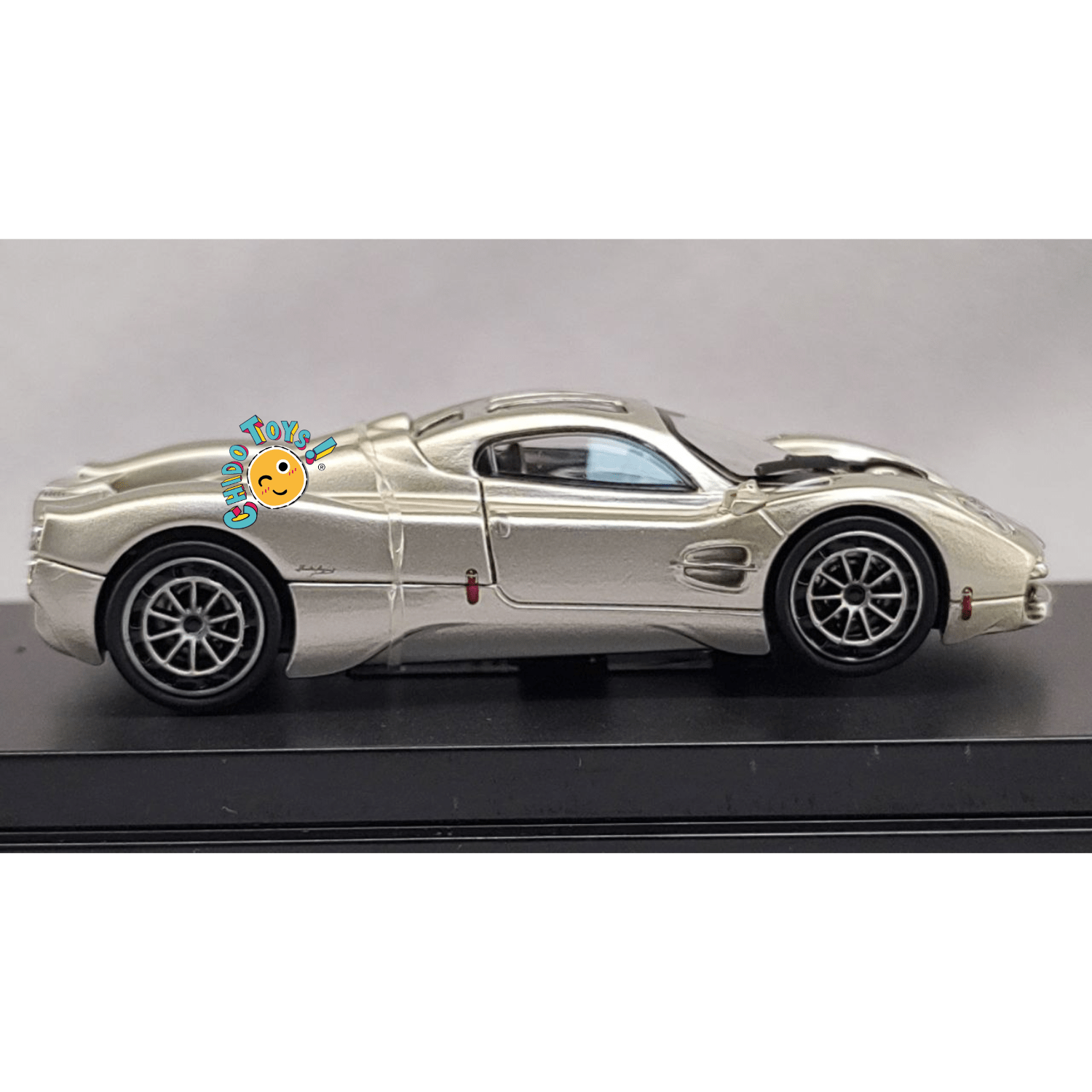 Pagani Utopia Champagne Golden – CM Models 1:64 - Chido Toys
