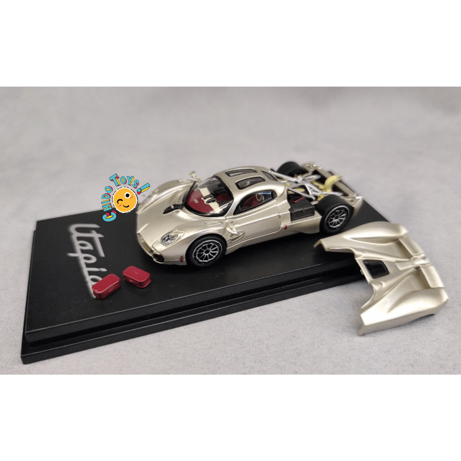 Pagani Utopia Champagne Golden – CM Models 1:64 - Chido Toys