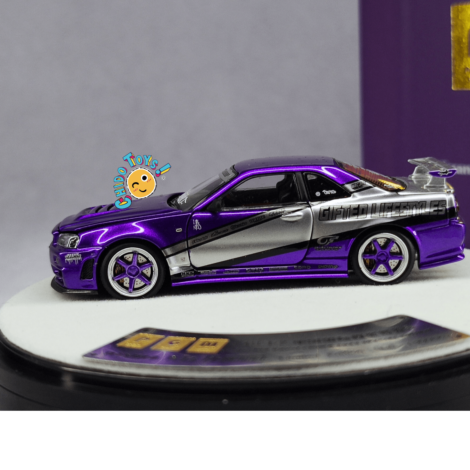 PGM GT - R R34 1:64 CHINA EXCLUSIVE HEC 2025 con Motor y Base Giratoria - Chido Toys