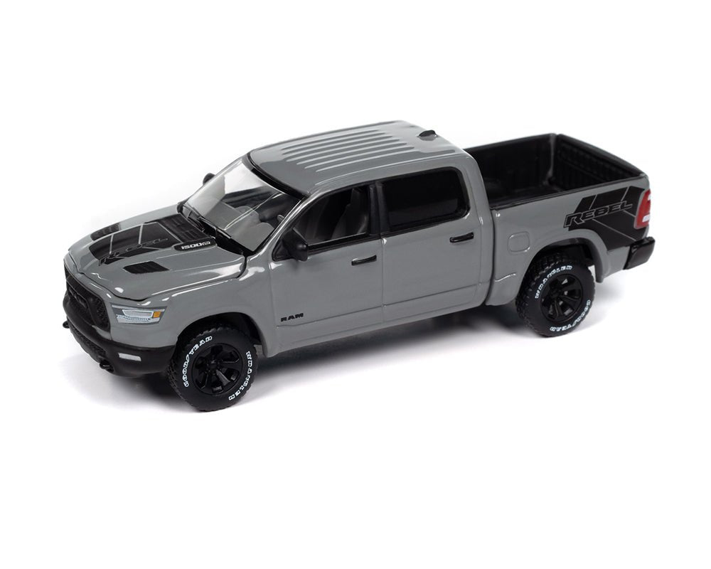 PRE - VENTA Camioneta a escala marca Auto World, Modelo Dodge Ram 1500 Rebel Lunar Edition 2023 – Gris cerámico – - Chido Toys