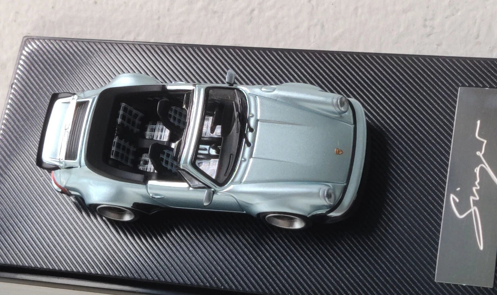 Rhino Model Singer Turbo Study Cabriolet 1:64 azul metálico motor removible - Chido Toys