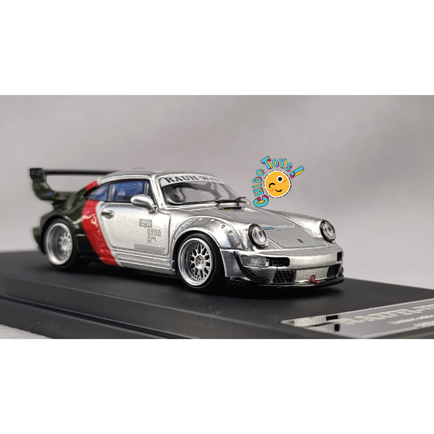 Mini Station Porsche 911 RWB 964 Green 1:64 edición limitada, carrocería metálica verde y plata, llantas de goma y capelo acrílico.