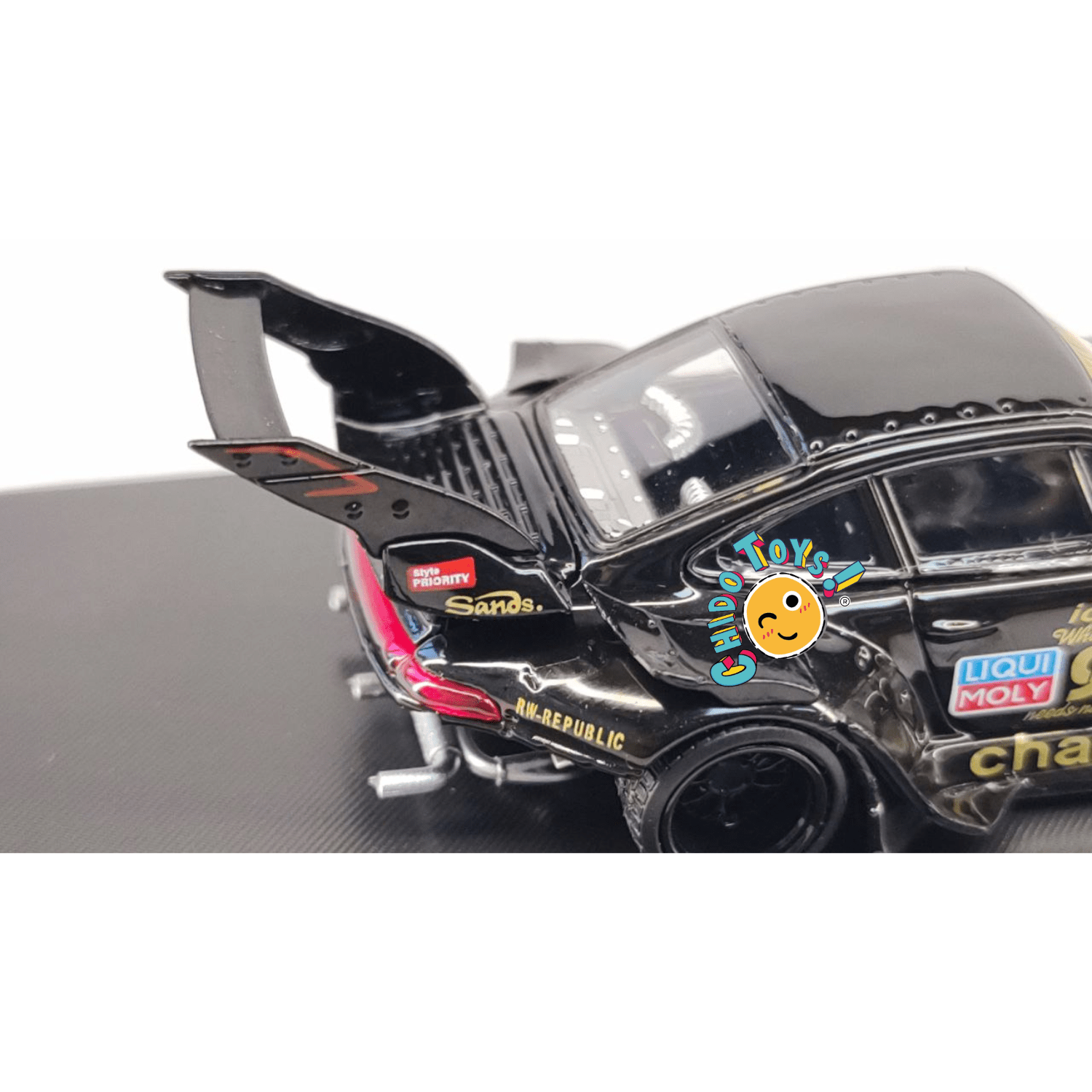 RWB 993 Charlene Doble Alerón – Street Warrior 1:64 - Chido Toys