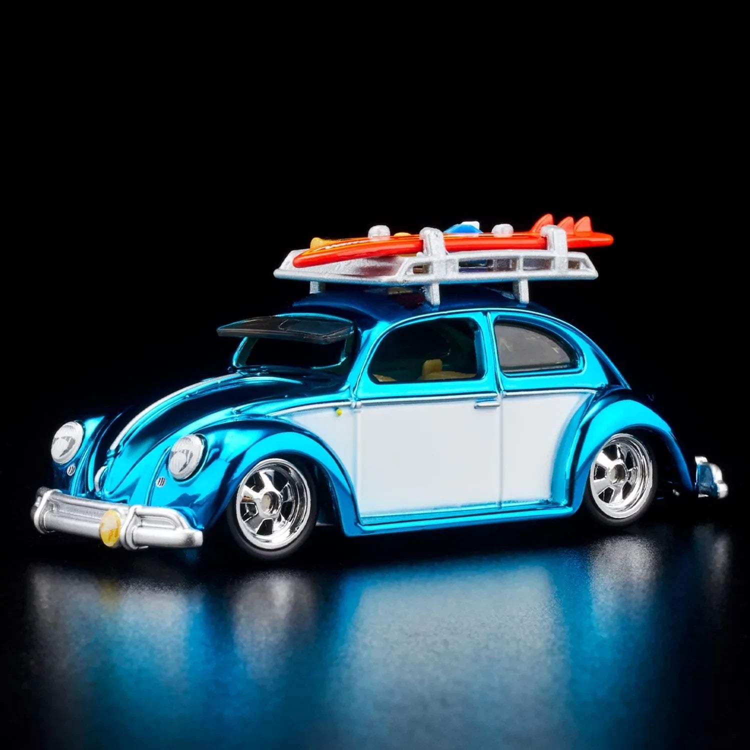 Hot Wheels RLC Kawa Bug 1:64, Volkswagen Beetle azul Spectraflame con Real Riders, rack de surf y tapa de motor abatible en capelo acrílico.