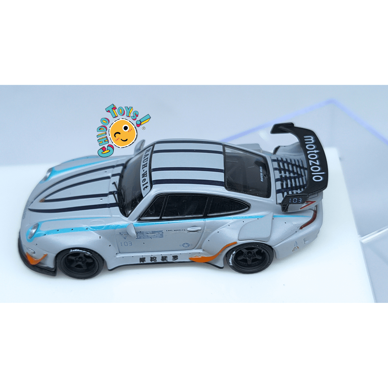 Top Models RWB 930 1:64 edición limitada gris mate con capelo - Chido Toys