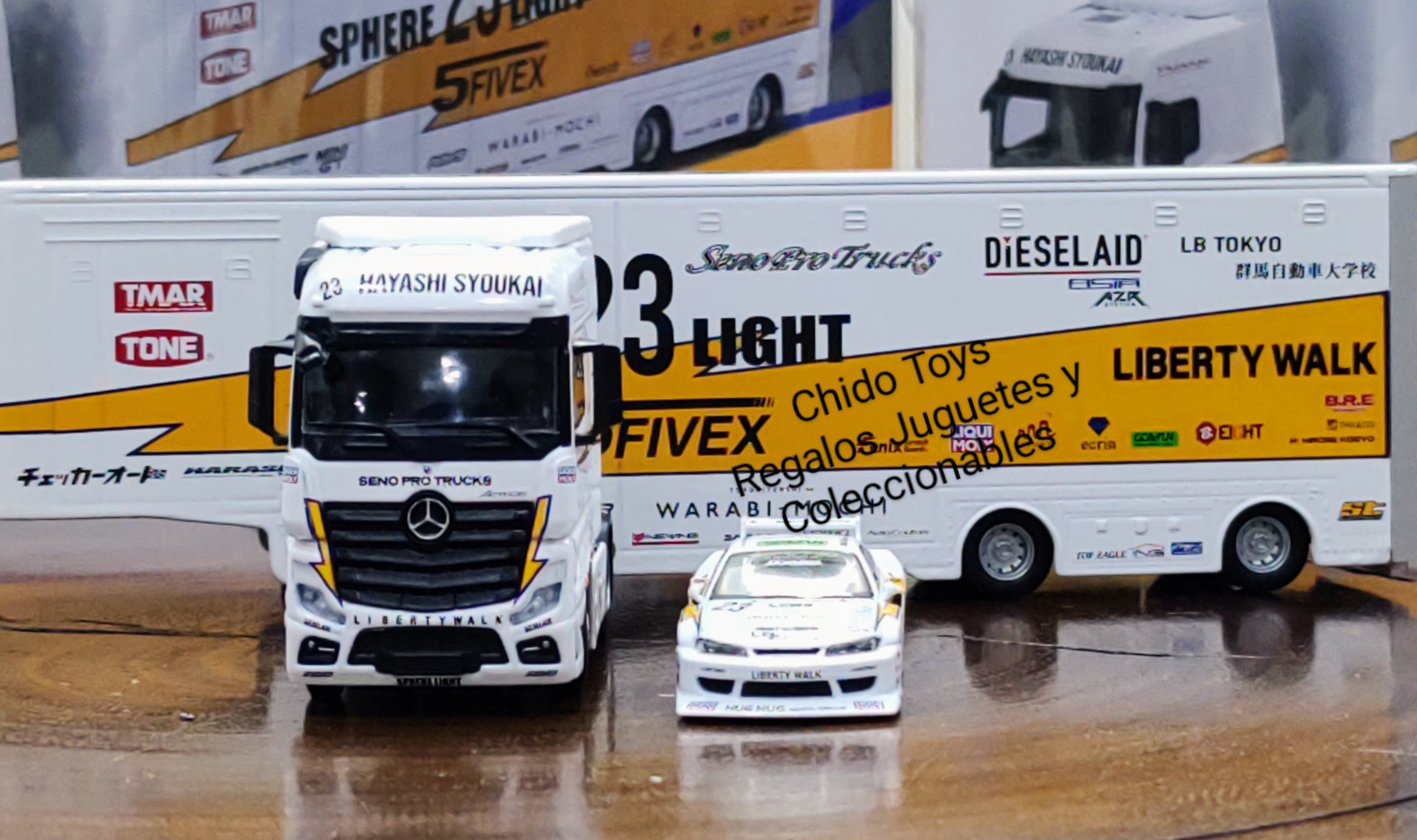Trailer a escala marca MINI GT LB Racing Transporte Mercedes Benz Actros Con Nissan S15 Silvia - Chido Toys