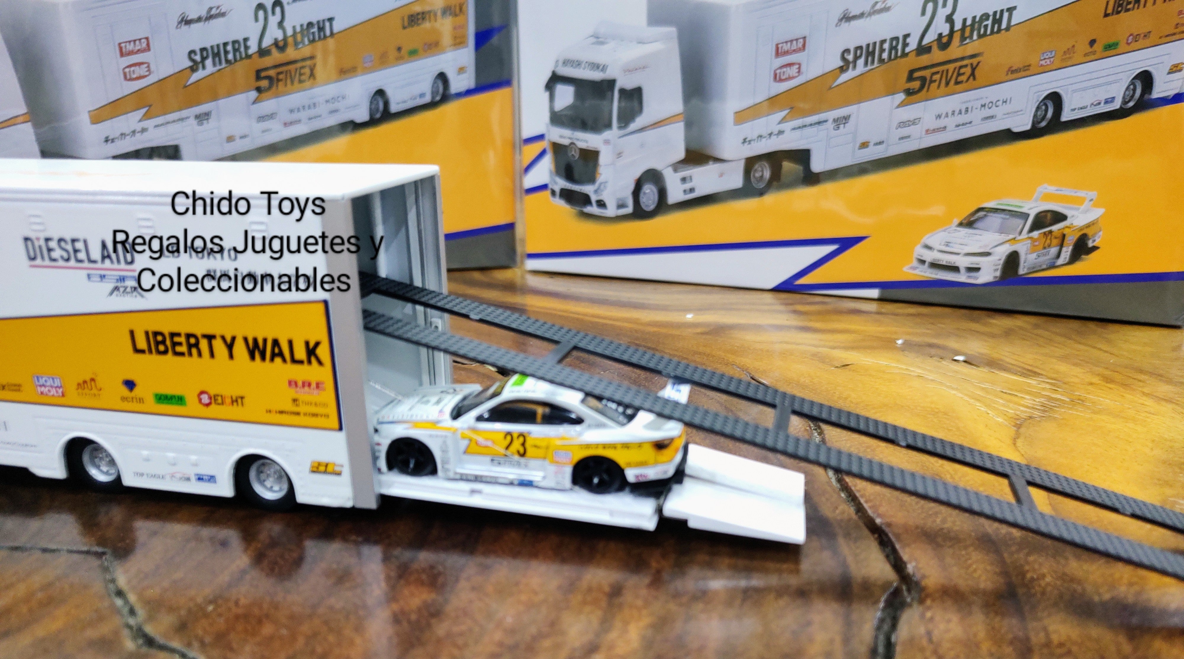 Trailer a escala marca MINI GT LB Racing Transporte Mercedes Benz Actros Con Nissan S15 Silvia - Chido Toys