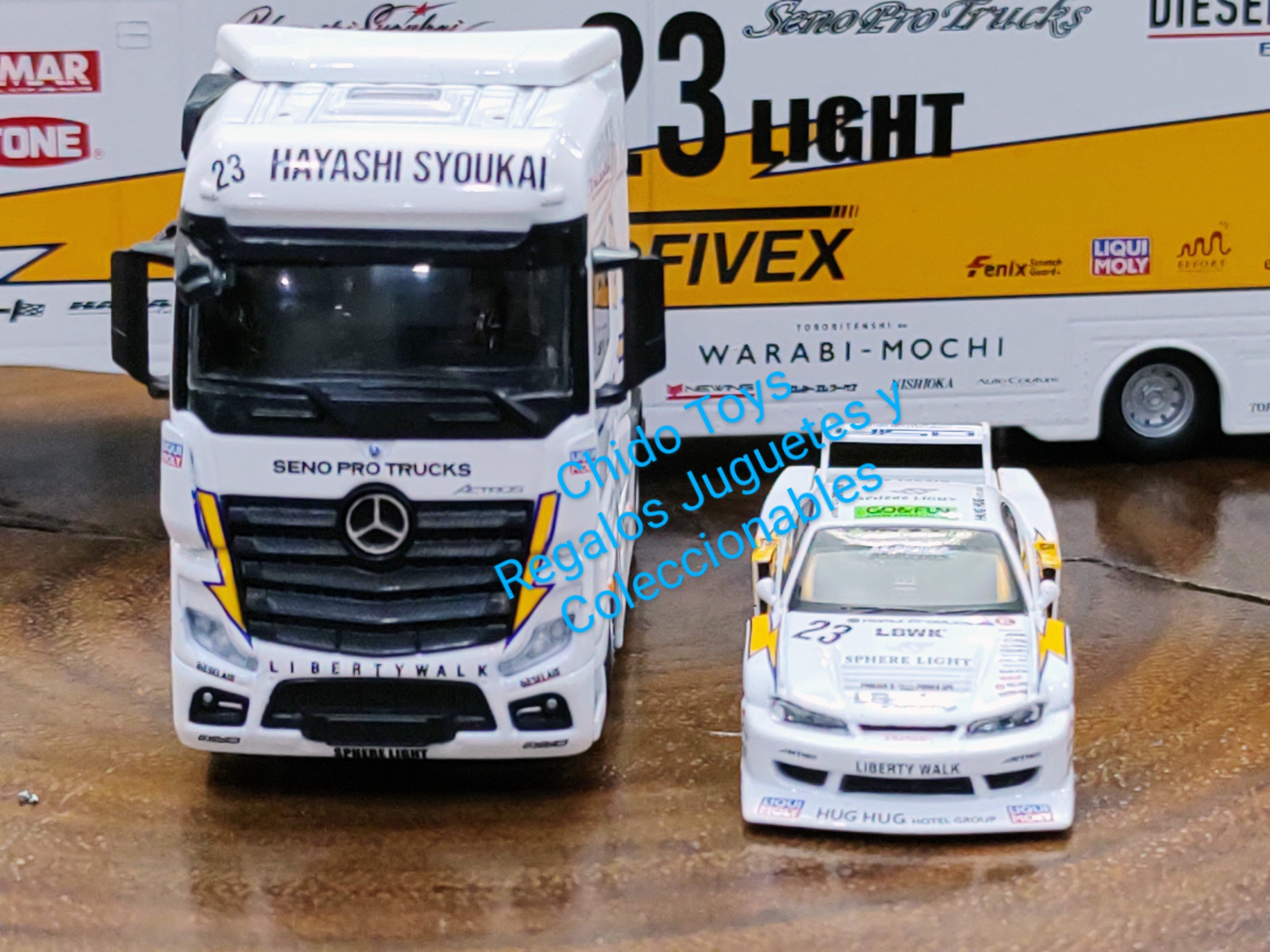 Trailer a escala marca MINI GT LB Racing Transporte Mercedes Benz Actros Con Nissan S15 Silvia - Chido Toys