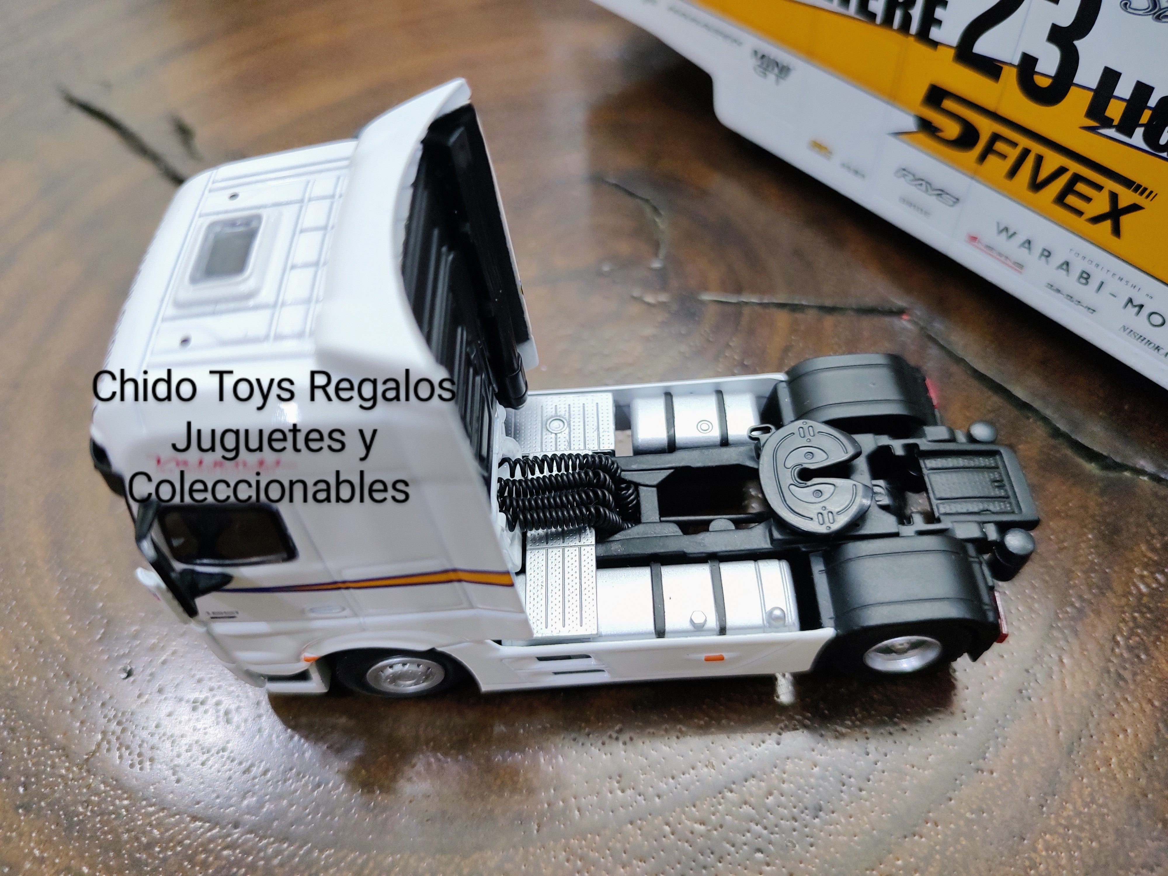 Trailer a escala marca MINI GT LB Racing Transporte Mercedes Benz Actros Con Nissan S15 Silvia - Chido Toys