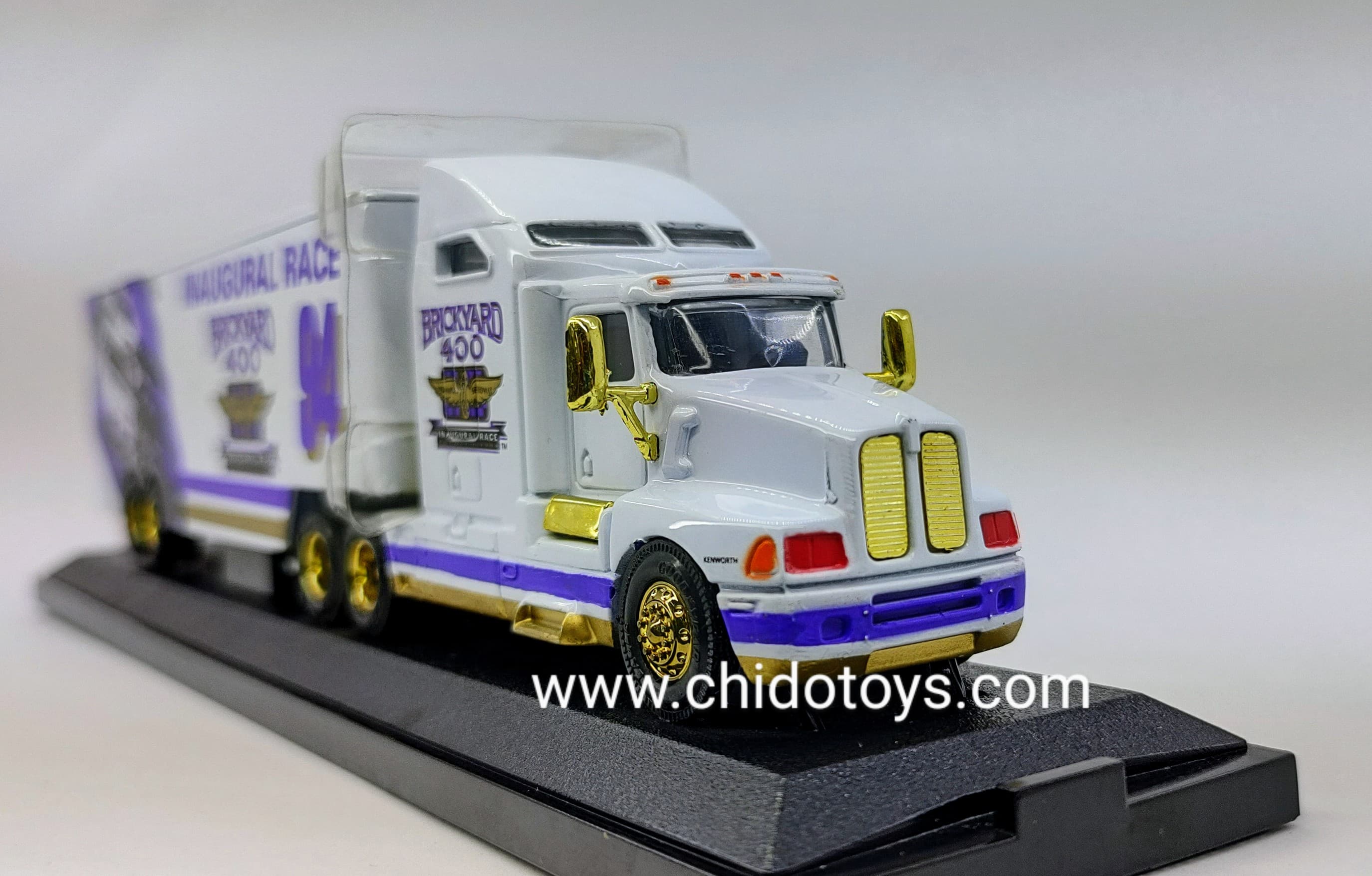 Trailer a escala marca Racing Champions, modelo Kenworth T600 aerocab 1994 conmemorativo de la carrera inaugural "Brickyard 400" - Chido Toys