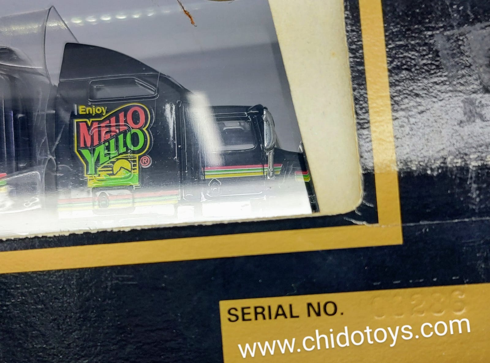 Trailer a escala marca Racing Champions, modelo Kenworth T600 aerocab transportador NASCAR MELLO YELLO KYLE PETTY - Chido Toys
