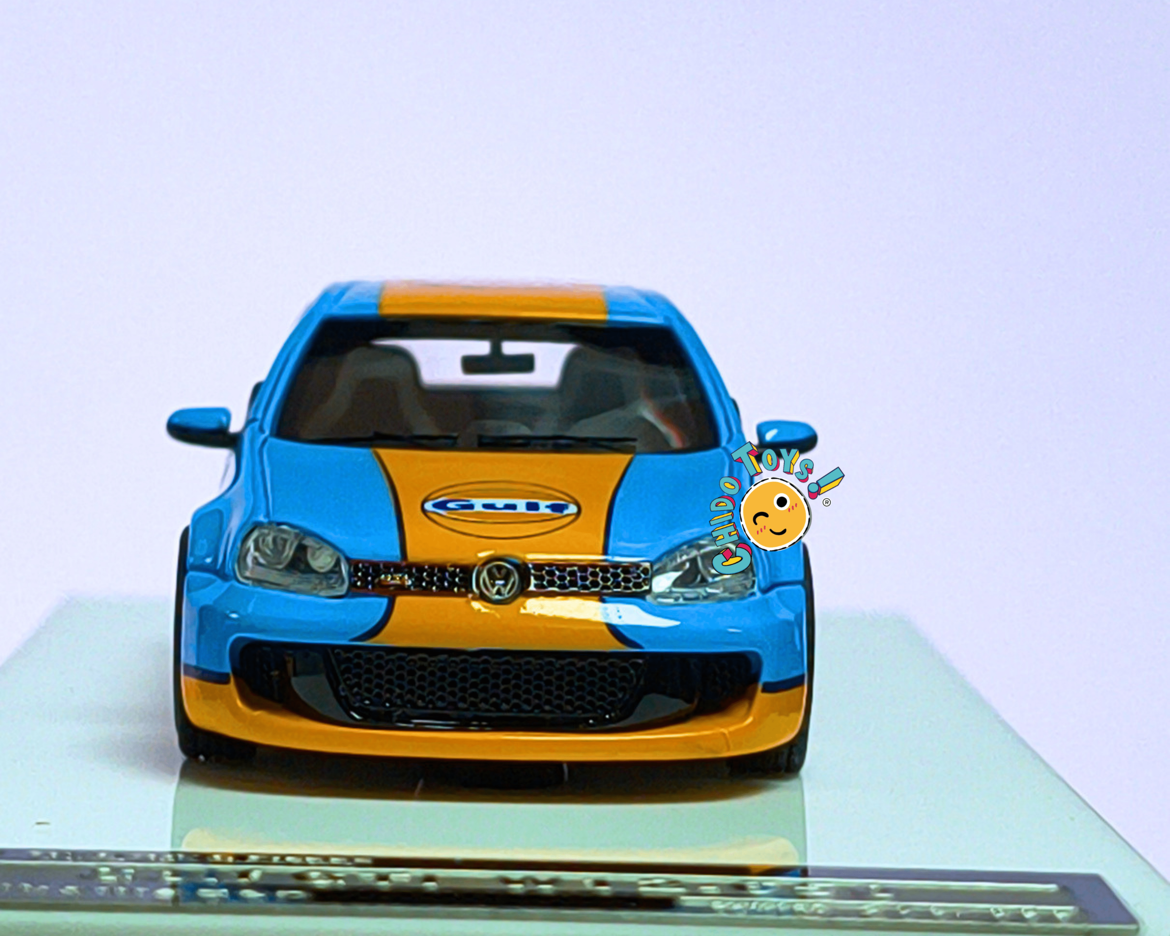 Volkswagen Golf GTI Gulf Racing 1:64 con Capelo Acrílico y Llantas de Goma - Chido Toys
