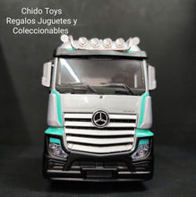 Cargar imagen en el visor de la galería, Tractor Truck a escala marca Burago, modelo Mercedes Benz Actros 2, edad 3+
