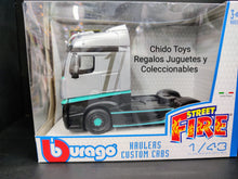 Cargar imagen en el visor de la galería, Tractor Truck a escala marca Burago, modelo Mercedes Benz Actros 2, edad 3+
