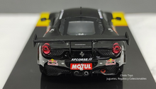 Cargar imagen en el visor de la galería, Auto a escala marca Tarmac - Ixo modelo Ferrari 458 Italia Red Bull negro
