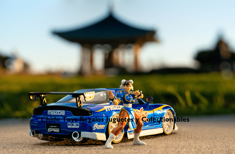 Auto a escala marca Jada, Modelo Street Fighter Chun - Li & 1993 Mazda RX - 7 (Azul caramelo) - Chido Toys