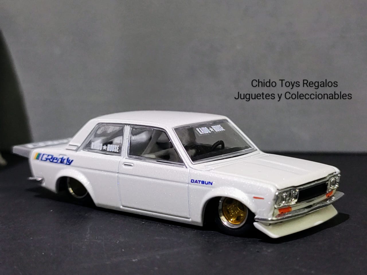 Auto a escala marca Kaido House & Mini GT, Modelo Datsun 510 Pro Street - Chido Toys