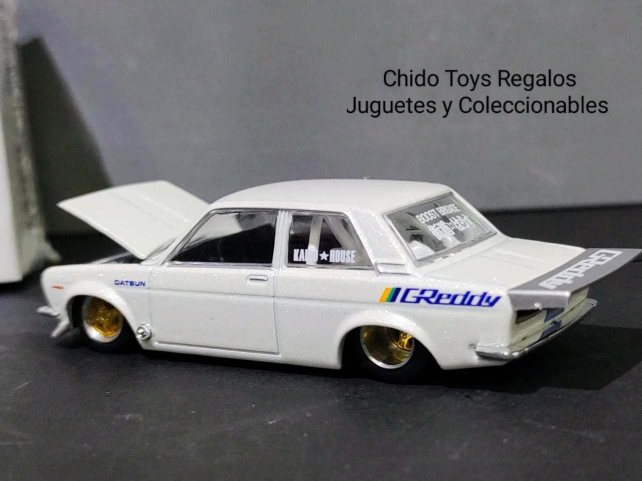 Auto a escala marca Kaido House & Mini GT, Modelo Datsun 510 Pro Street - Chido Toys