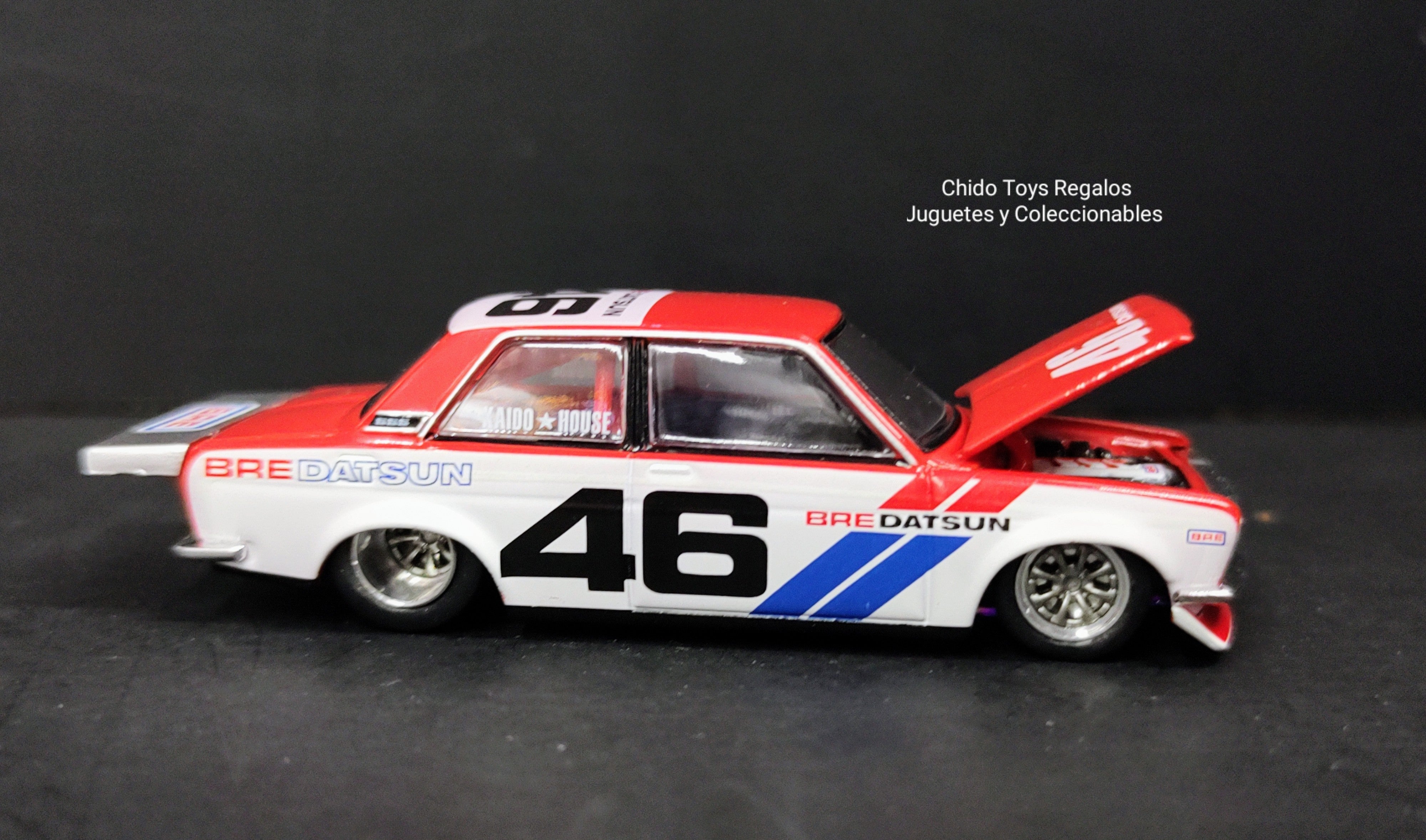 Auto a escala marca Kaido House Mini Gt, modelo Datsun 510 Pro Street V2, edad 14+ - Chido Toys