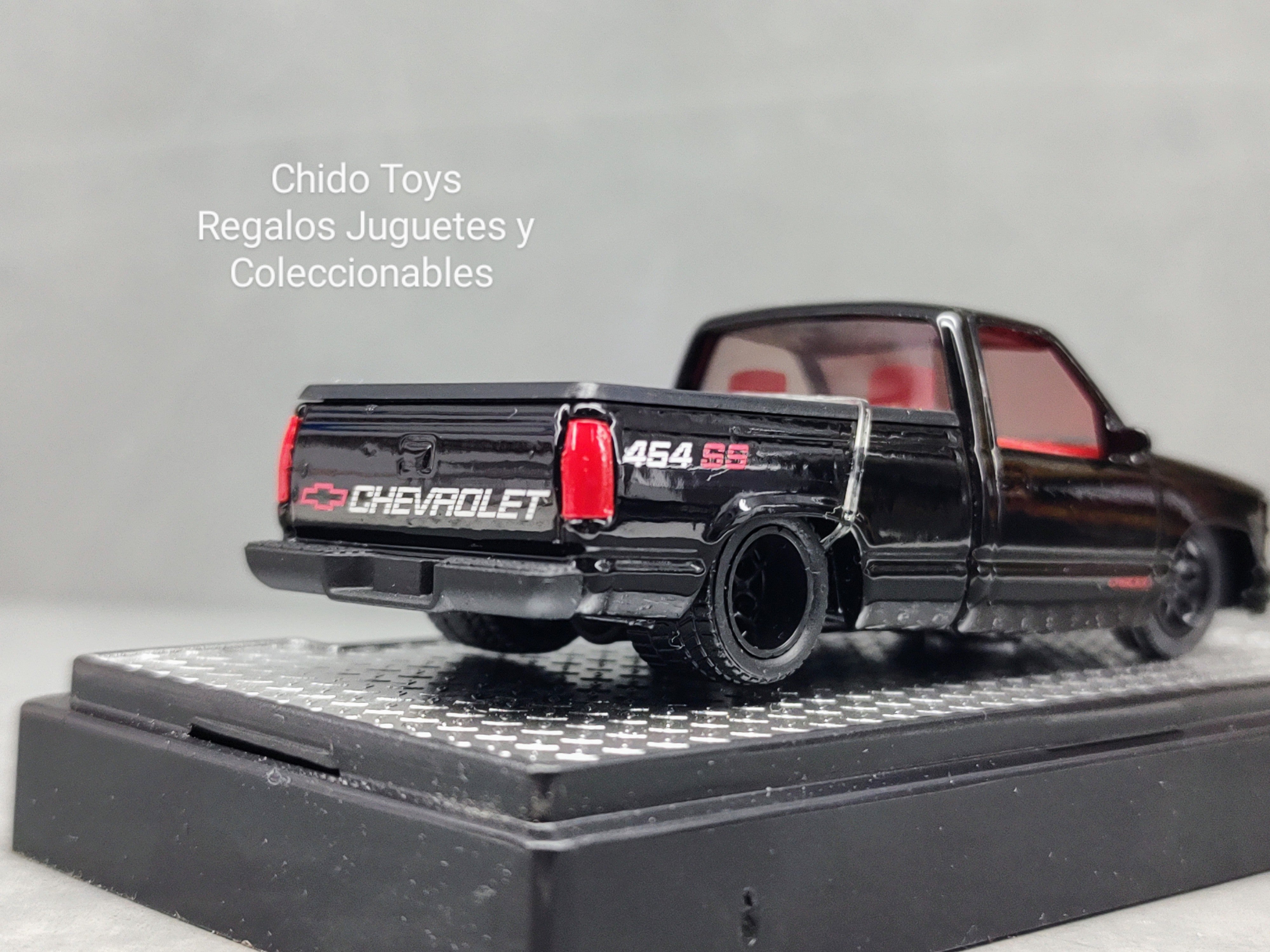 Auto a escala marca M2, 1992 Chevrolet C1500 SS454 Negro - Chido Toys