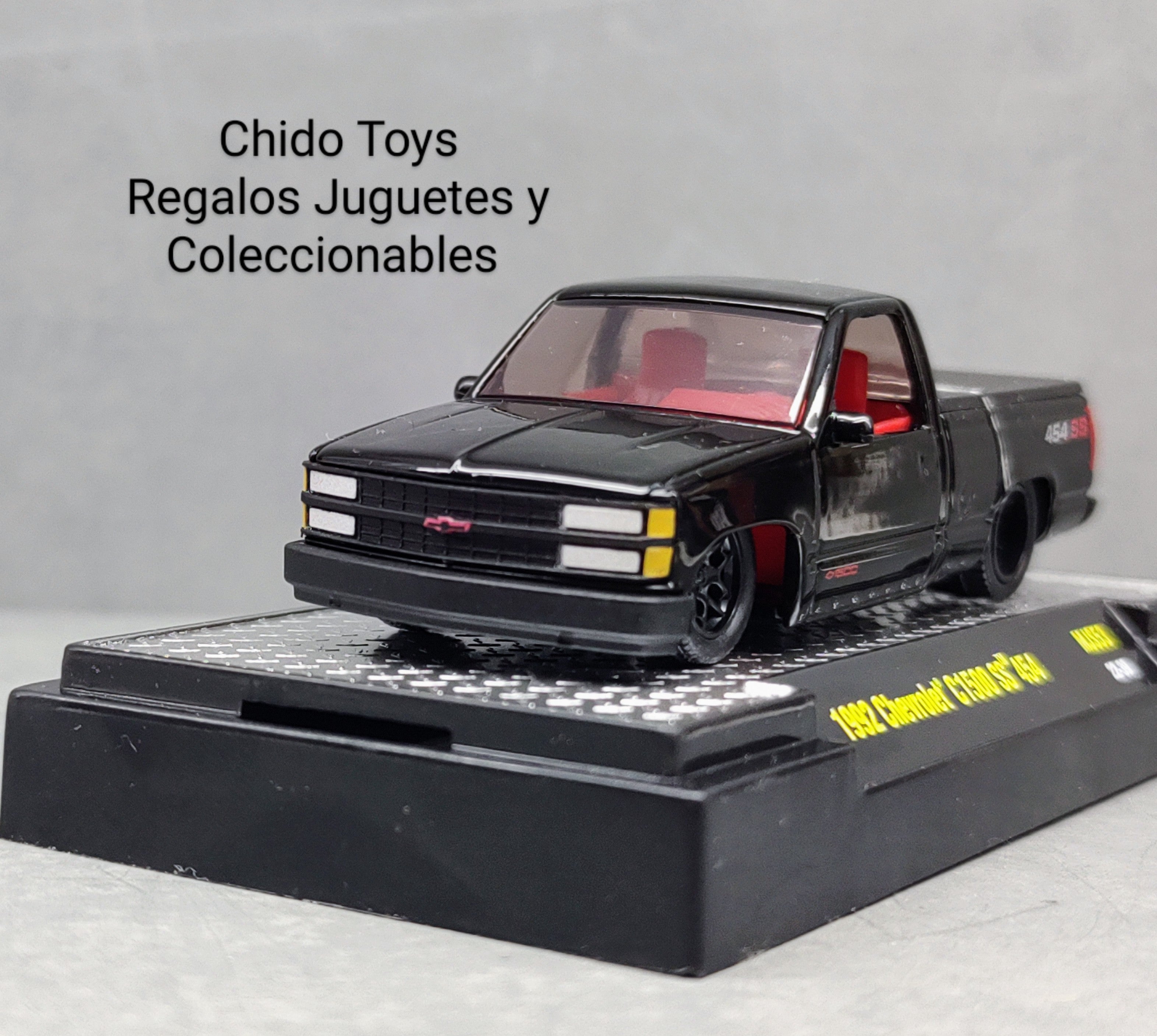 Auto a escala marca M2, 1992 Chevrolet C1500 SS454 Negro - Chido Toys