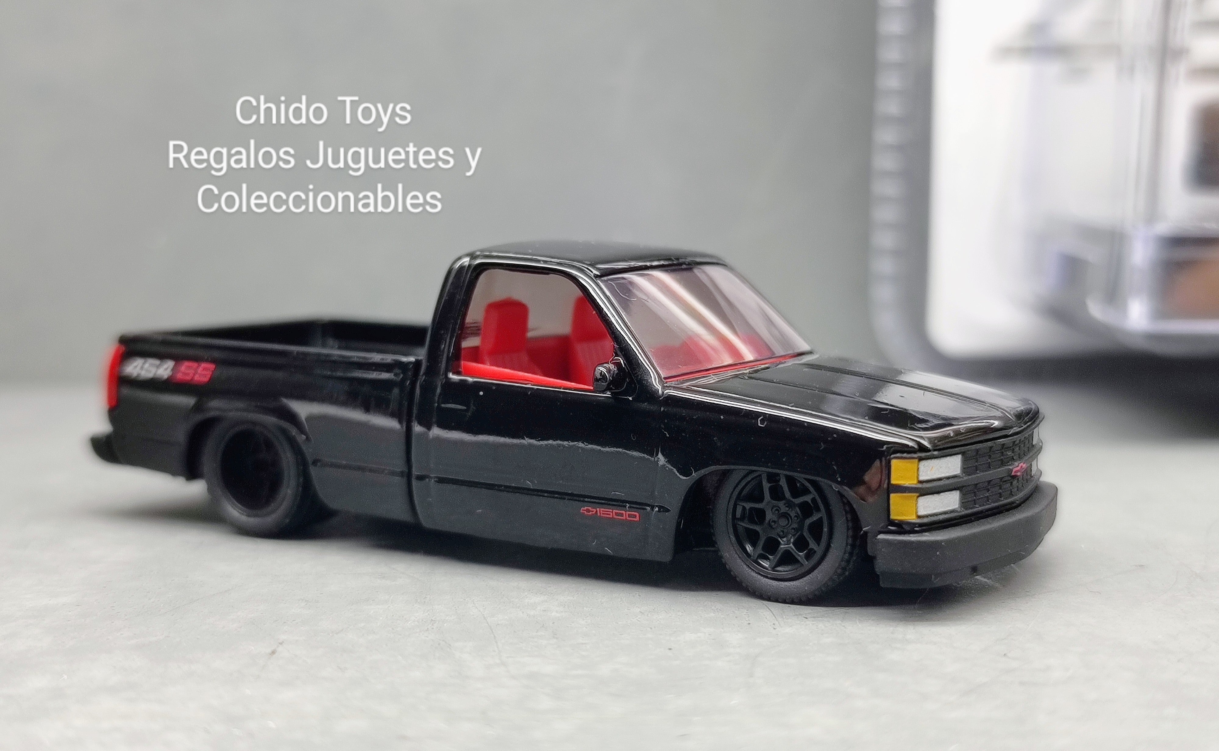 Auto a escala marca M2, 1992 Chevrolet C1500 SS454 Negro - Chido Toys