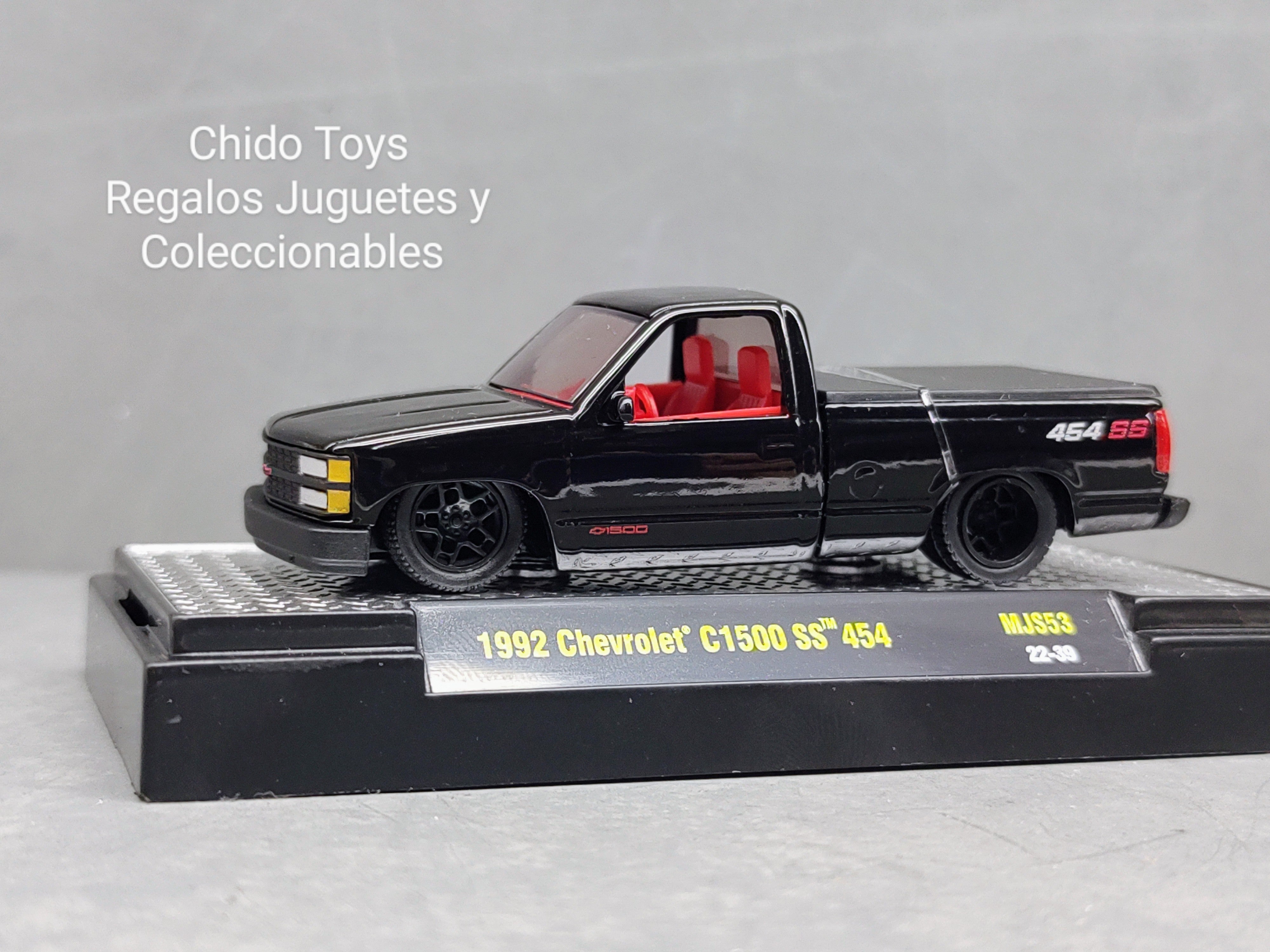 Auto a escala marca M2, 1992 Chevrolet C1500 SS454 Negro - Chido Toys