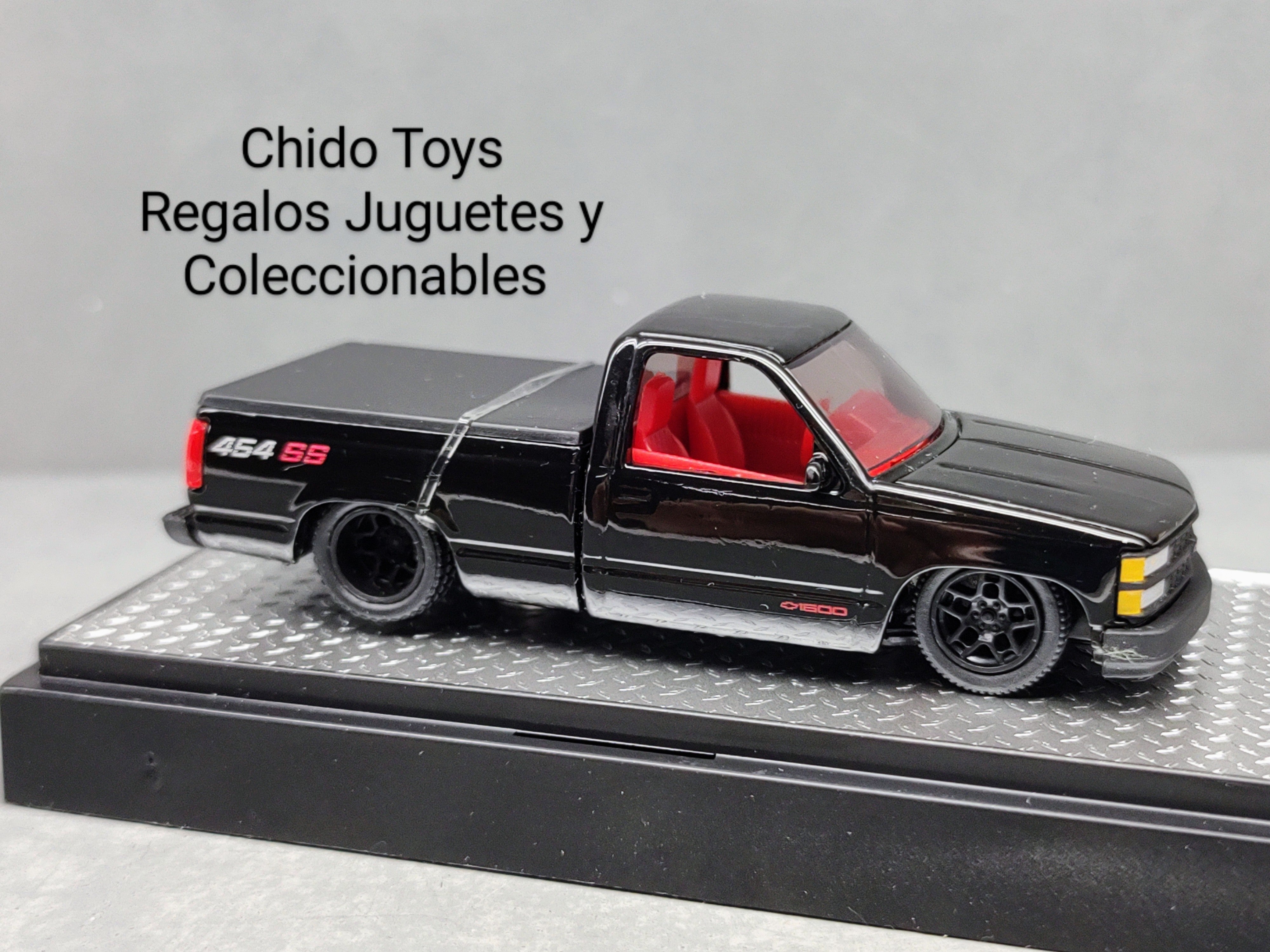 Auto a escala marca M2, 1992 Chevrolet C1500 SS454 Negro - Chido Toys