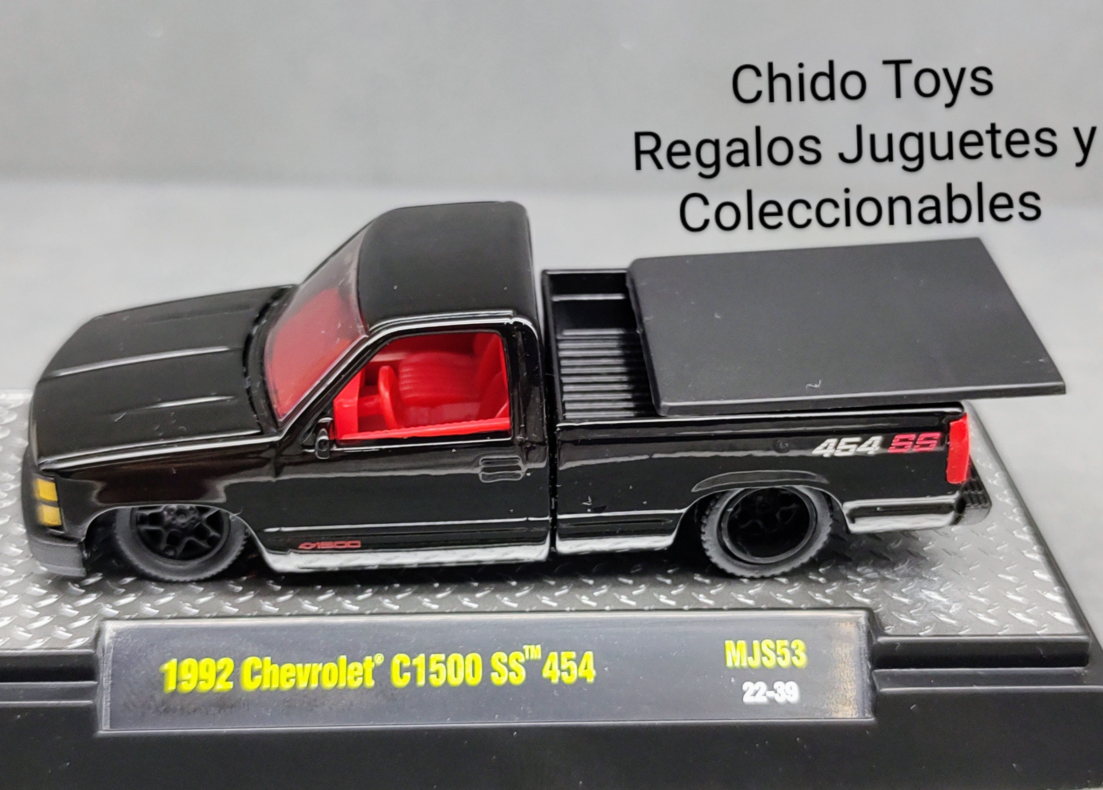 Auto a escala marca M2, 1992 Chevrolet C1500 SS454 Negro - Chido Toys