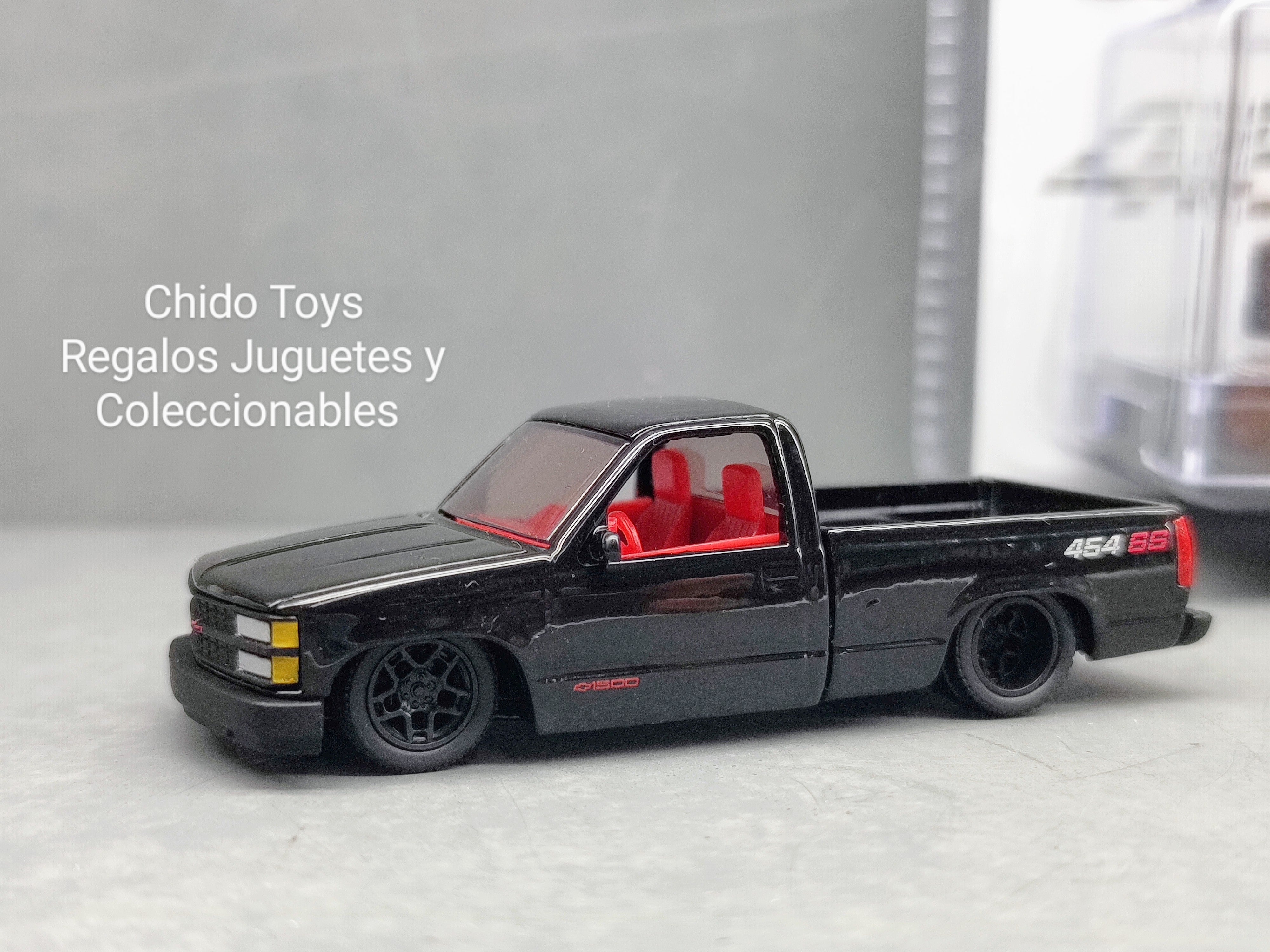 Auto a escala marca M2, 1992 Chevrolet C1500 SS454 Negro - Chido Toys