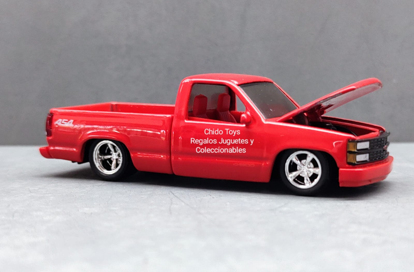 Auto a escala marca M2, 1992 Chevrolet C1500 SS454 Red - Chido Toys