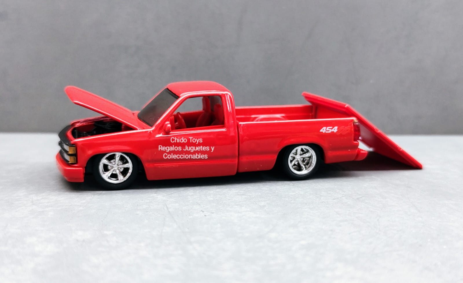 Auto a escala marca M2, 1992 Chevrolet C1500 SS454 Red - Chido Toys